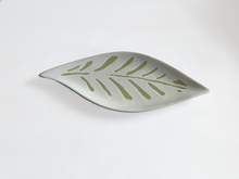 Load image into Gallery viewer, Safari White &amp; Green Ceramic Guest Plate